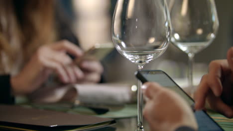 Male-hands-using-mobile-phone-in-cafe.-Business-couple-using-phone-in-restaurant