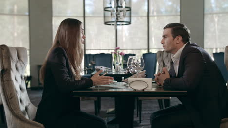 Business-couple-talking-at-restaurant.-Business-man-and-woman-meeting-in-cafe