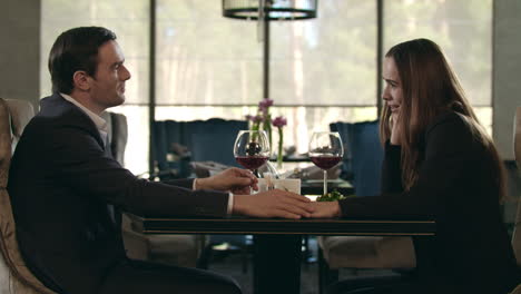 Handsome-man-doing-marriage-proposal-to-woman-at-restaurant-dinner