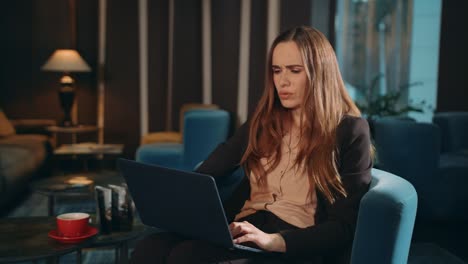 Unglückliche-Frau-Sitzt-Mit-Laptop-Computer-Im-Büro.-Verärgerte-Geschäftsfrau