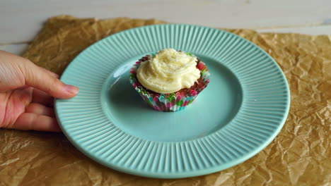 Chef-take-away-dessert-plate-with-cupcake.-Tasty-cup-cake-on-cake-plate