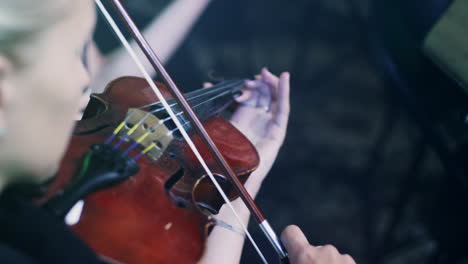 Female-violinist-playing-violin.-Violin-player-playing-music.-Woman-play-violin