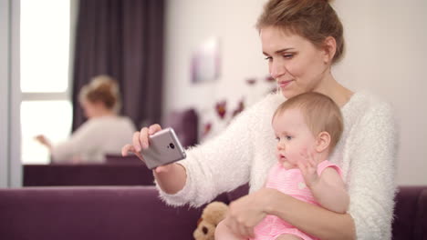 Selfie-mom-and-daughter-at-home.-Beautiful-woman-with-child-taking-phone-photo