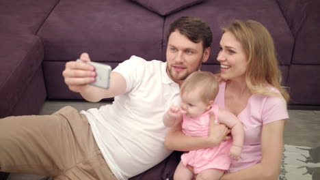 Beautiful-family-smile-for-selfie-photo.-Happiness-together.-Family-selfie-photo