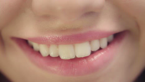 Lächelnder-Weiblicher-Mund-Mit-Weißen-Zähnen.-Nahaufnahme-Des-Frauengesichts-Mit-Perfektem-Lächeln