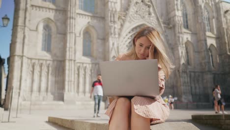 Closeup-businesswoman-working-laptop.-Female-blogger-typing-computer-atoutdoor.