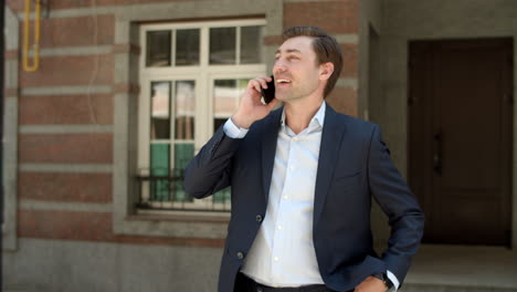 Closeup-businessman-having-phone-talk-at-street.-man-talking-phone-outdoors
