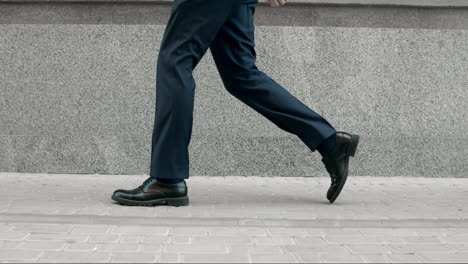 Business-man-legs-walking-in-black-shoes.-Closeup-black-shoes-walking-outdoor