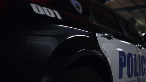 Polizeikarosserie-Eines-Autos-Mit-Logo.-Detailansicht-Des-Streifenwagens-Mit-Emblem