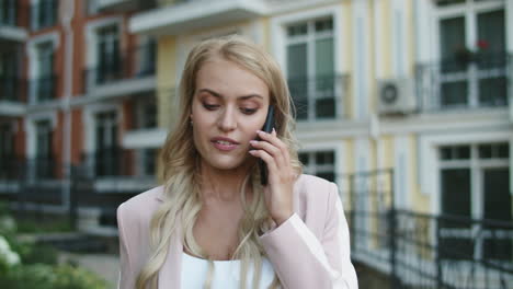 Portrait-businesswoman-talking-phone-at-street.-Woman-arguing-on-phone-outside