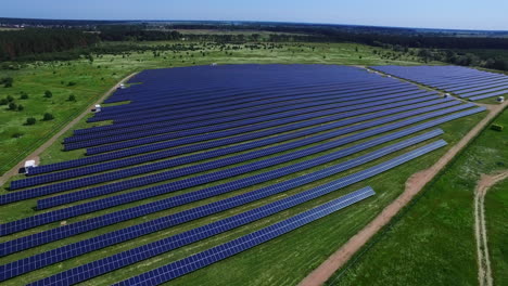 Solarenergiepark,-Der-Erneuerbare-Energie-Aus-Der-Sonne-Produziert.-Luftaufnahme-Von-Sonnenkollektoren