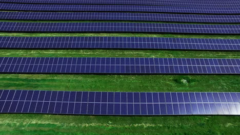 Solarzellen-Auf-Energiefarm-Drohnenansicht.-Luftaufnahme-Reihen-Von-Photovoltaik-Paneelen