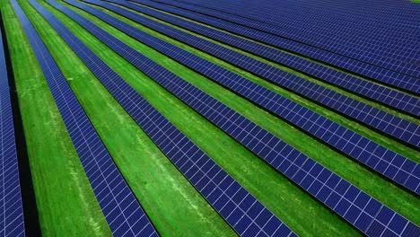 Solar-Photovoltaik-Stromerzeugungsmodule.-Luftaufnahme-Von-Solarzellenreihen