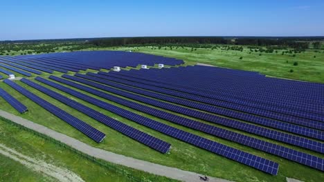 Moderner-Solarpark,-Der-Saubere-Erneuerbare-Energie-Produziert.-Solarenergiegeschäft