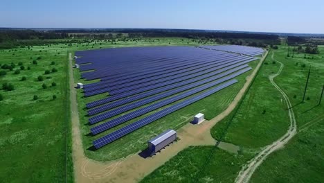 Solarzellen-Energiebauernhof-In-Ländlicher-Landschaft.-Antenne-Des-Ökokraftwerks
