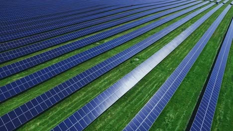 Photovoltaik-Solarmodule-Absorbieren-Sonnenlicht.-Gerade-Reihen-Von-Solarzellen
