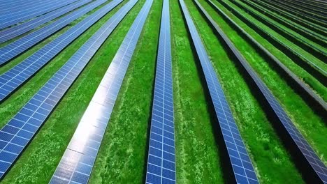 Módulos-Fotovoltaicos-En-Estación-De-Granja-Solar.-Células-Solares-En-Granja-De-Energía