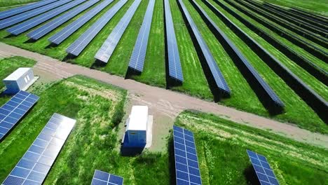 Luftaufnahme-Eines-Solarkraftwerks.-Sonnenkollektoren-Zur-Erzeugung-Elektrischer-Energie