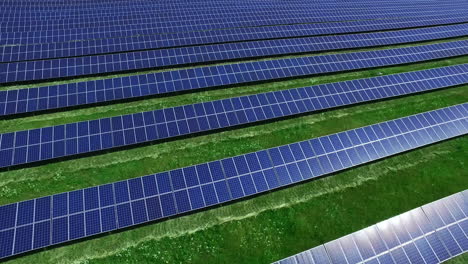 Saubere-Energieerzeugung-Mit-Solarpark.-Luftaufnahme-Des-Solarenergiefeldes