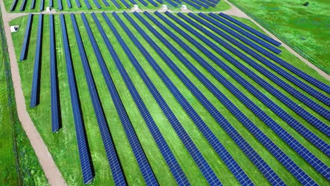 Umweltfreundlicher-Grüner-Energiebauernhof.-Modernes-Solarkraftwerk