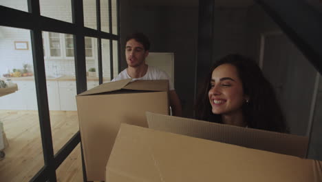 Happy-couple-bringing-paper-boxes-at-luxury-house.