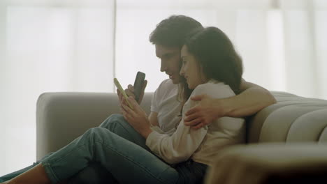 Nahaufnahme-Eines-Glücklichen-Paares,-Das-Zu-Hause-Mobiltelefone-Beobachtet.-Porträt-Entspannender-Menschen