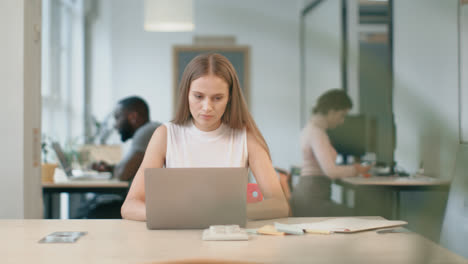 Business-woman-working-at-laptop-at-coworking.-Portrait-of-concentrated-lady.