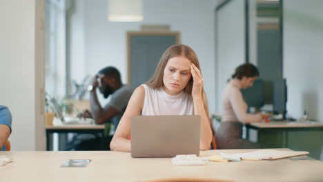 Young-woman-receiving-bad-letter-on-laptop-in-office.-Sad-freelance-woman