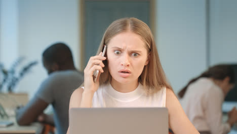 Mujer-Agresiva-Hablando-Por-Teléfono-En-Coworking.-Primer-Plano-Mujer-Enojada-Agitando-Papeles.