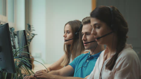 Call-Center-Team-Kommuniziert-Mit-Kunden.-Junge-Leute,-Die-Im-Callcenter-Arbeiten