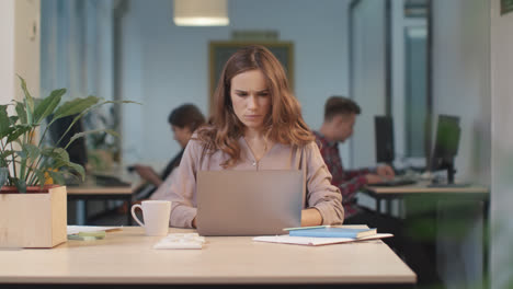 Business-woman-working-computer-at-coworking.-Portrait-of-concentrated-woman.