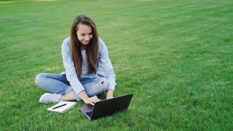 Woman-student-working-on-laptop-computer-in-college-campus.-Freelance-work