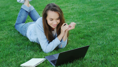 Studentin-Nutzt-Laptop-Computer-Zum-Online-Lernen-Auf-Dem-College-Campus