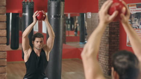 Fitness-Mann-Trainiert-Kniebeugenübungen-Mit-Ball-Im-Fitnessstudio.