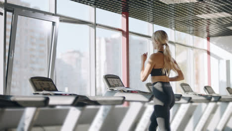 Mujer-Fitness-Entrenando-Ejercicio-Cardiovascular-En-Una-Máquina-Para-Correr-En-El-Gimnasio.