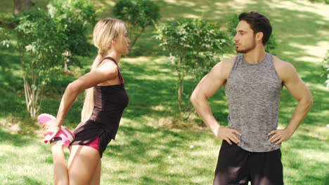 Fitness-Paar-Wärmt-Sich-Vor-Dem-Training-Im-Sommerpark-Gemeinsam-Auf