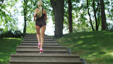 Mujer-Fitness-Corriendo-Escaleras-Arriba-Mientras-Hace-Jogging-Por-La-Mañana-En-El-Parque-De-Verano