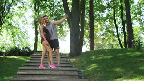 Glückliches-Paar-Rennt-Die-Treppe-Hinunter-Und-Macht-Ein-Selfie-Foto-Mit-Dem-Handy