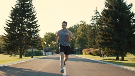 Männlicher-Läufer-Trainiert,-Um-Im-Park-Einen-Marathon-Zu-Laufen.-Sportler-Trainieren-Im-Freien