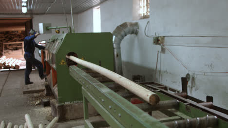Mann-Kontrolliert-Den-Prozess-Der-Holzbearbeitung-An-Der-Zylindermaschine.-Holzindustrie