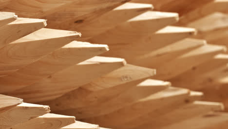 Runde-Holzpfosten-Nach-Der-Holzverarbeitung.-Geschärfte-Holzscheite-Auf-Regalen