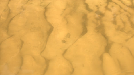 Transparentes-Wasser-Des-Sees-Mit-Sandigem-Boden.-Sanddünen-Am-Flussgrund