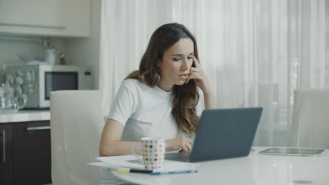 Worried-woman-working-on-laptop-computer-at-home.-Pensive-woman-looking-laptop