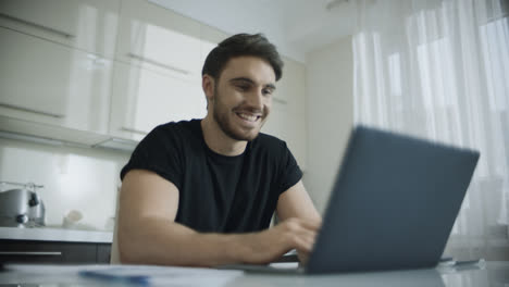 Glücklicher-Mann,-Der-Zu-Hause-Online-Auf-Einem-Laptop-Computer-Chattet.-Lächelnder-Mann-Im-Chat