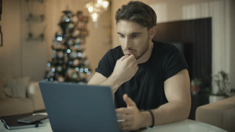 Männliche-Person,-Die-Zu-Hause-An-Den-Weihnachtsfeiertagen-Einen-Laptop-Benutzt.-Mann-Arbeitet-Am-Computer
