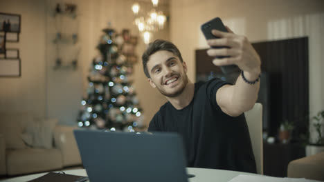 Hombre-Feliz-Haciendo-Videollamadas-En-Línea-En-Un-Teléfono-Móvil-En-Navidad