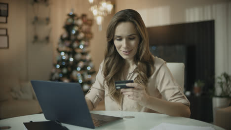 Junge-Frau-Kauft-Zur-Weihnachtszeit-Online-Ein.-Weihnachts-Online-Shopping