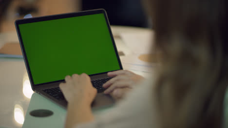 Business-woman-working-on-laptop-computer-with-green-screen
