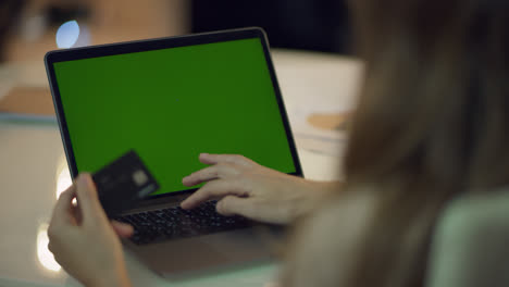 Frau-Tippt-Kreditkartendaten-Auf-Laptop-Computer-Mit-Grünem-Bildschirm
