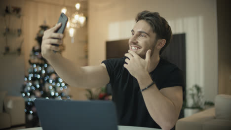 Geschäftsmann-Online-Videoanruf-Auf-Dem-Mobiltelefon-Zu-Weihnachten-Zu-Hause